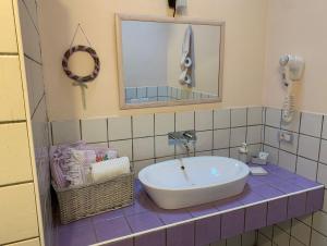 a bathroom with a sink and a mirror at Agriturismo Il Filare in Neviano degli Arduini