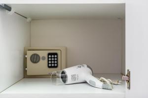 secador de pelo en una habitación con microondas en ПАЦО, en Burgas