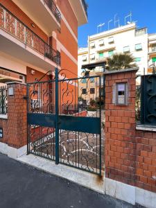 une porte noire devant un bâtiment dans l'établissement Life is Roma, à Rome