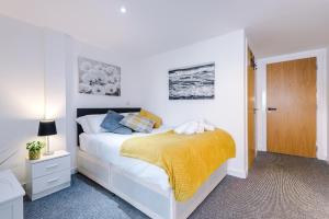 a bedroom with a bed with a yellow blanket at *Zzzz Suite*Relaxing City Centre Apartment* in Liverpool