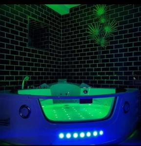 Photo de la galerie de l'établissement Appartement jacuzzi Gold&Night, à Verneuil-sur-Avre