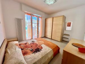 um quarto com uma cama grande e uma janela em Casa Lollo em Chiavari