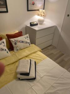 sypialnia z łóżkiem z lampką i poduszkami w obiekcie Mieszkanie 2 pok 2 min do morza w mieście Sopot