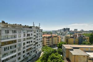 una vista aérea de una ciudad con edificios en Chaika 203 en Varna