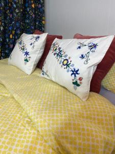 łóżko z dwoma poduszkami na górze w obiekcie Mieszkanie 2 pok 2 min do morza w mieście Sopot