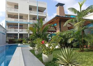 ein Resort mit einem Pool und einem Gebäude in der Unterkunft Morona Flats & Pool - 70 m2 in Iquitos