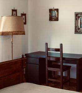 een bureau met een lamp en een stoel naast een bureau bij Villa Cipriano in Minturno