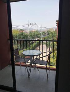 una mesa y sillas en un balcón con vistas a la calle en Mountain View resort-style Condominium en Hua Hin