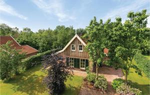 een luchtzicht op een huis met bomen bij Beautiful Home In Hoge Hexel With Kitchen in Hoge-Hexel