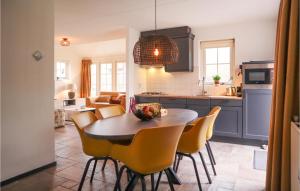 cocina y comedor con mesa y sillas en Beautiful Home In Hoge Hexel With Kitchen, en Hoge-Hexel