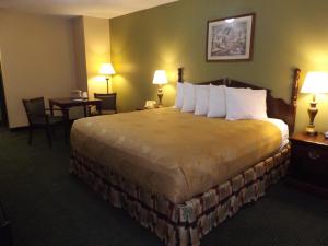 Ein Bett oder Betten in einem Zimmer der Unterkunft Angel Inn Near IMAX, a Travelodge by Wyndham