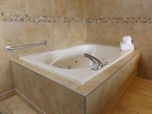Ein Badezimmer in der Unterkunft Angel Inn Near IMAX, a Travelodge by Wyndham