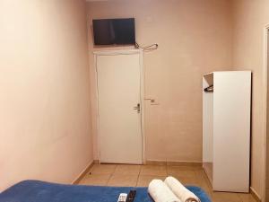 a room with a door and a tv on the wall at Turis Hotel in Ciudad del Este