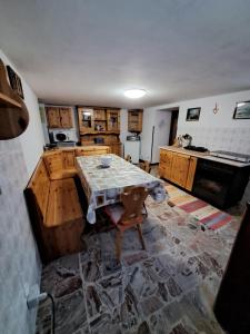 een keuken met een tafel en een stenen vloer bij CA DUL DALU in Baceno