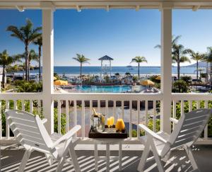 アビラ・ビーチにあるアヴィラ ライトハウス スイーツのリゾートのポーチからビーチの景色を望めます。