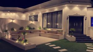 un soggiorno con un divano e alcune piante di شاليهات روز a Al Shafa