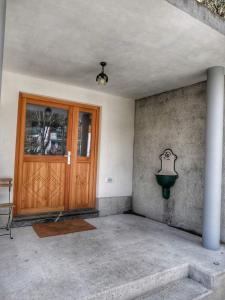 Habitación con puerta y lámpara en la pared en Apartma Drev in Bošnjak en Dobrna