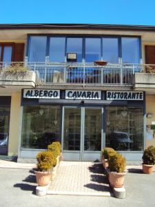 um edifício com um sinal que diz albrego calaria registrar em Hotel Cavaria em San Fedele Intelvi