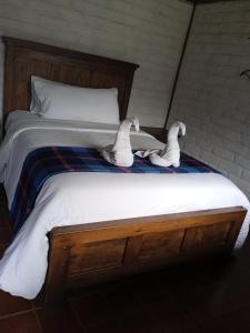 سرير أو أسرّة في غرفة في En Casa de Luis