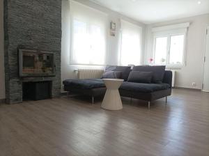 salon z kanapą i kominkiem w obiekcie Chalet Antonio&Ewa w mieście La Eliana