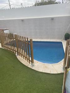 una piscina con una valla de madera alrededor en Chalet Antonio&Ewa, en La Eliana