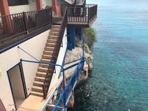 拉貢的住宿－Vacation house at Playa Lagun Private Beach，通往大楼旁边的水面的楼梯