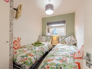 sypialnia z 2 łóżkami i oknem w obiekcie Robins Nest w mieście Llanina