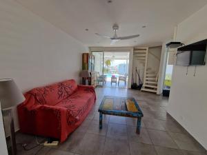 - un salon avec un canapé rouge et une table dans l'établissement Villa Marbella - Vue mer - Piscine privée - Proche plages, au Gosier