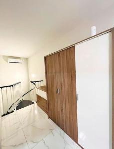 una gran puerta de madera en una habitación con una escalera en Sliema Apartment in balluta bay, en Sliema