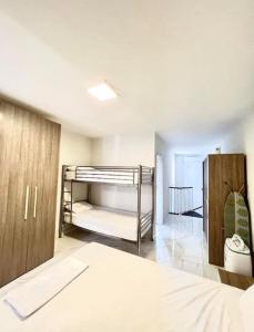 1 dormitorio con 2 literas en una habitación en Sliema Apartment in balluta bay, en Sliema