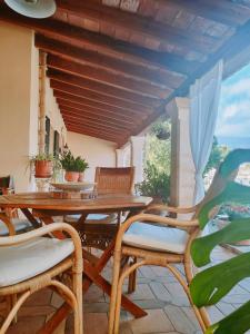 een terras met een houten tafel en stoelen bij Son Apiana in Mancor del Valle