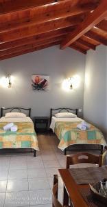 una camera con due letti e un tavolo con un tavolo di Stefanosplace ApartHotel Sea View a Barbati Altre 37 foto
