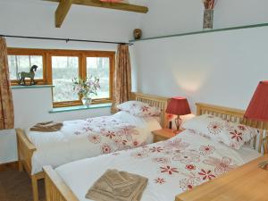 博德明的住宿－斯戴普斯鄉村別墅，一间卧室设有两张床和窗户。