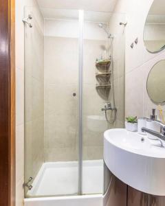 Et badeværelse på Modern Private Suite with Balcony & Bathroom - King and Queen Beds + 4 billeder