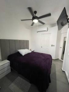 1 dormitorio con 1 cama y ventilador de techo en Departamento en 1er piso 2 bdr 2bath tezal, en Cabo San Lucas