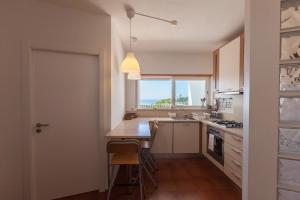 uma cozinha com uma mesa e vista para o oceano em FLH Ericeira Triplex with Sea View na Ericeira