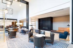 un hall avec des chaises et des tables ainsi qu'une salle d'attente dans l'établissement Mystic Marriott Hotel and Spa, à Groton