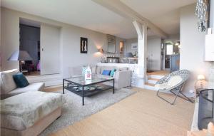 Posedenie v ubytovaní Cozy Apartment In Tourgéville With Wifi