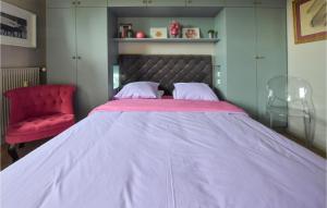 Posteľ alebo postele v izbe v ubytovaní Cozy Apartment In Tourgéville With Wifi