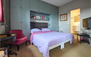 Posteľ alebo postele v izbe v ubytovaní Cozy Apartment In Tourgéville With Wifi