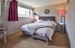 Posteľ alebo postele v izbe v ubytovaní Cozy Apartment In Tourgéville With Wifi