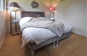 Posteľ alebo postele v izbe v ubytovaní Cozy Apartment In Tourgéville With Wifi