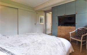 Posteľ alebo postele v izbe v ubytovaní Cozy Apartment In Tourgéville With Wifi