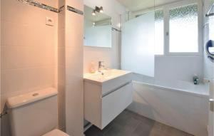 Kúpeľňa v ubytovaní Cozy Apartment In Tourgéville With Wifi