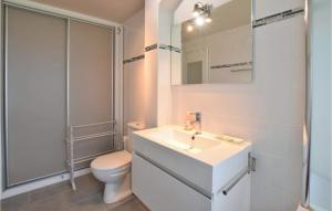 Kúpeľňa v ubytovaní Cozy Apartment In Tourgéville With Wifi