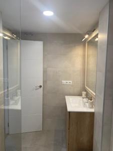 Un baño con ducha, lavabo y espejo. en Casa La Victoria, en Málaga 24 fotos más