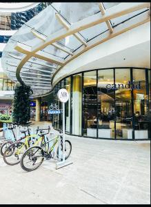 um grupo de bicicletas estacionadas em frente a uma loja em Air Residences Condominium Deluxe em Manila