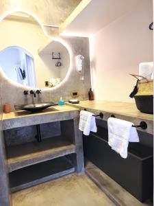 ein Bad mit einem Waschbecken und einem Spiegel in der Unterkunft WAYTAY in Cafayate
