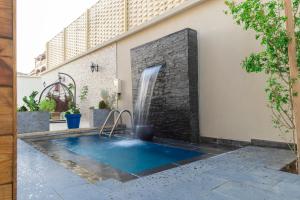 المسبح في أكواخ غيم ومطر أو بالجوار
