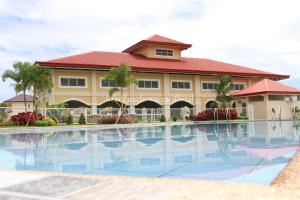 a large swimming pool in front of a building at Cozy 3BR Home with Garden, Pool & Modern Comforts in Angeles